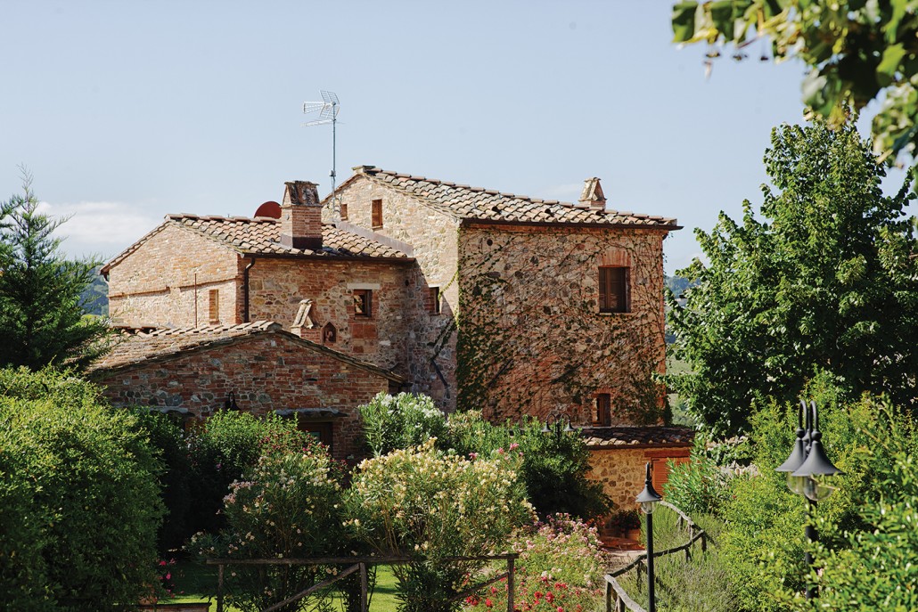 Il Golden Suites Italy Montepulciano in pietra toscana, circondato dal giardino